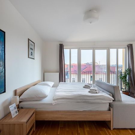 Sunny Safron Apartment Prag Exteriör bild